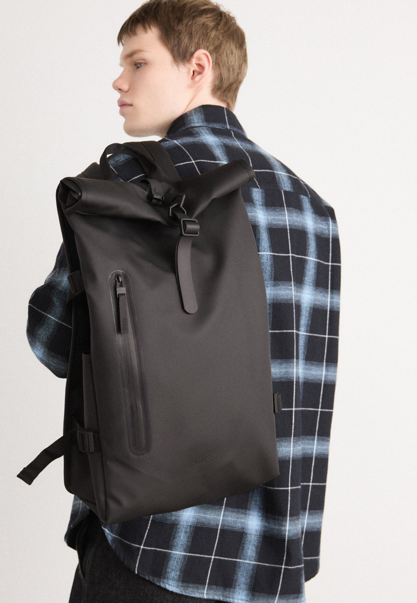 rolltop-rugzak-235vrb-1.jpg Rains ROLLTOP UNSIEX Rugzak black/zwart Zalando.nl - Afbeelding 1