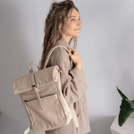 Laptoptas dames – beige vegan leer rugtas van Monk & Anna – The Perfect Desk