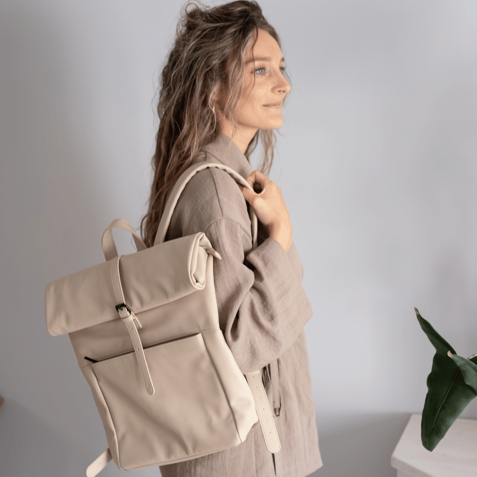 rugtas-laptop-dames-735xug.png Laptoptas dames – beige vegan leer rugtas van Monk & Anna – The Perfect Desk - Afbeelding 1
