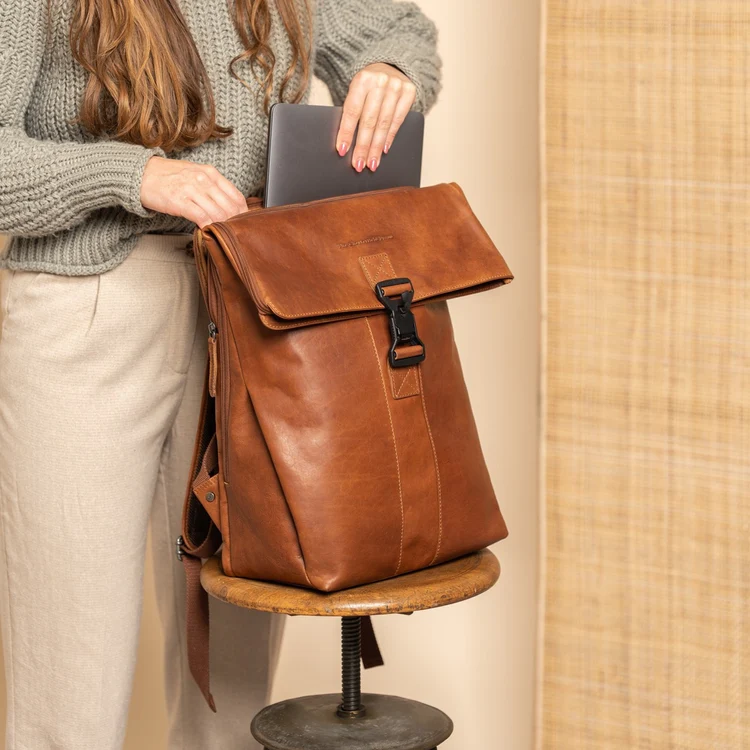 rugzak-leer-320suf.webp Chesterfield Leren Rugzak Cognac Savona – BK Leder - Afbeelding 1