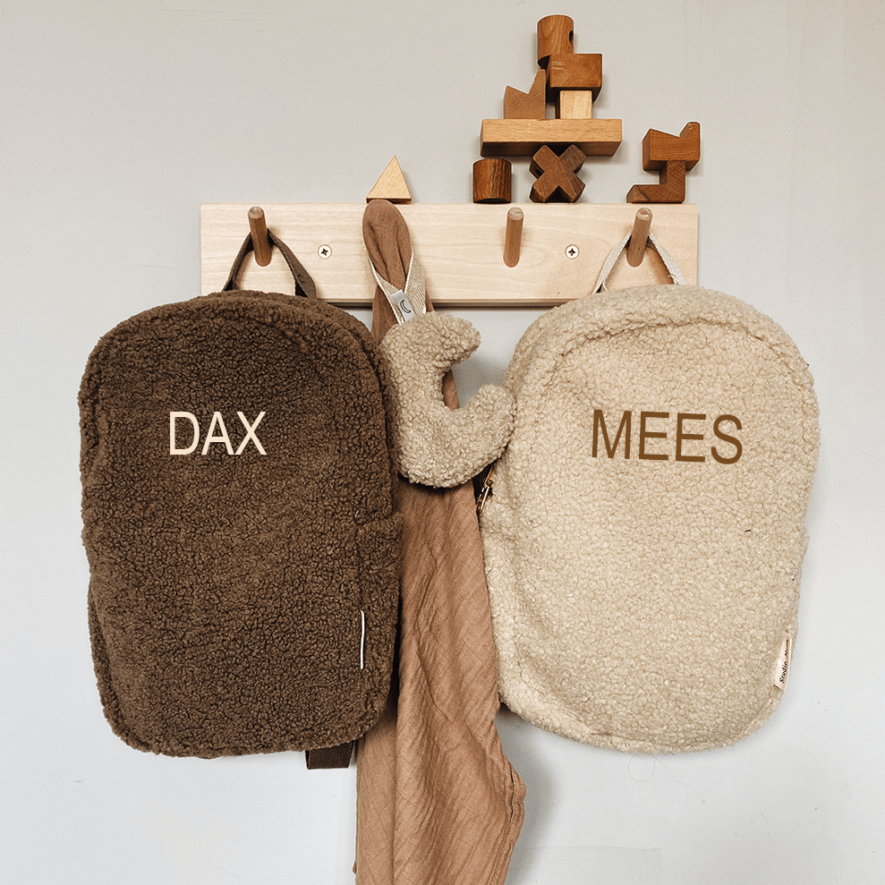 studio-noos-rugzak-met-naam-202kwi.png Studio Noos Personalized Rugzak Teddy • Charly's - Afbeelding 1